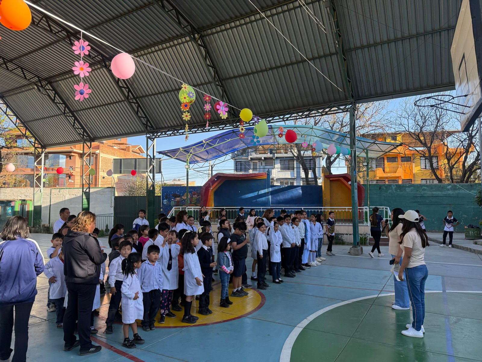 Taller con niños y adolescentes en una unidad educativa